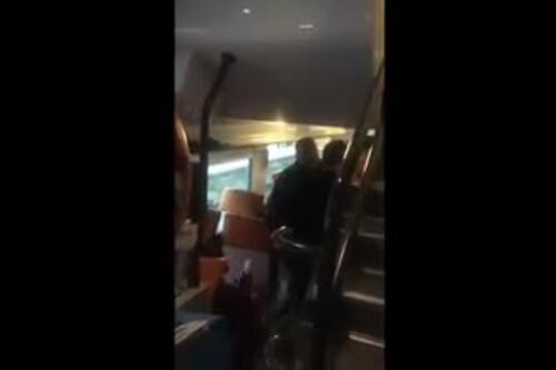 La polizia francese trascina fuori dal treno migrante incinta tra le urla