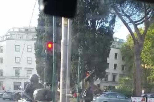 Albero si abbatte su taxi a Roma