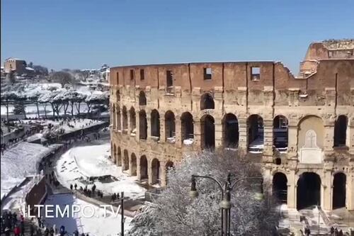 Il Colosseo sotto la neve è un incanto