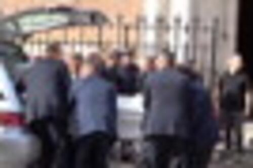 Tante donne ai funerali di Pamela. Il feretro arriva nella chiesa di via Appia