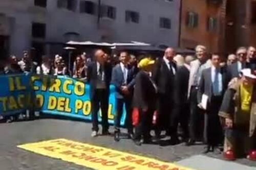 Pantheon, acrobati e clown in piazza contro lo stop agli animali nei circhi