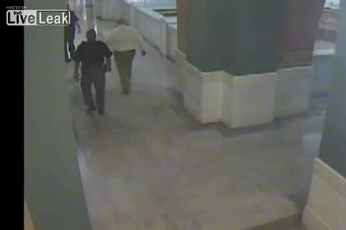 Accusato di omicidio sfugge ai poliziotti e si lancia dal quarto piano del tribunale