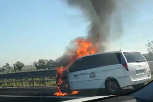 Il taxi va in fiamme, pericolo sulla Roma-Fiumicino