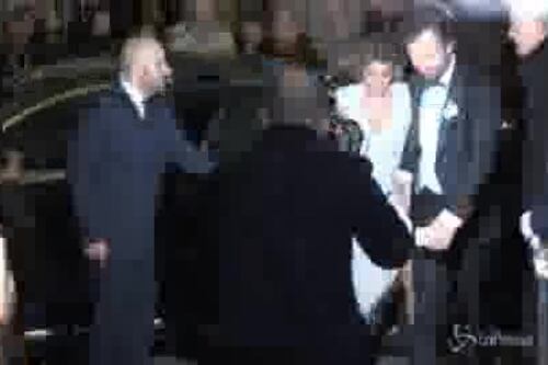 Incidente sexy al matrimonio di Carlo Cracco: si strappa il vestito della sposa