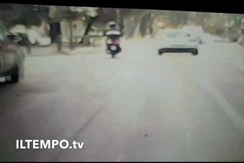 Roma, albero si abbatte su taxi. Ecco il video choc