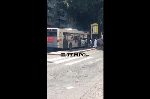 Un altro autobus va in fumo. Passeggeri per strada