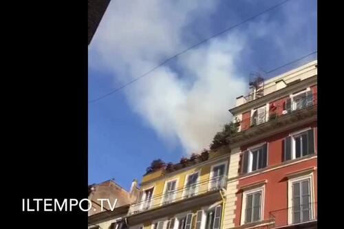Fiamme nell'hotel in via del Corso: rogo nel centro di Roma
