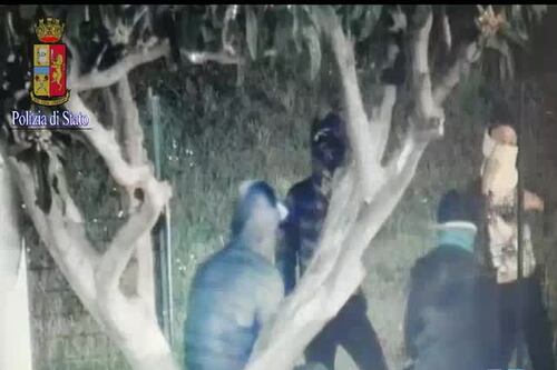 Rapine e pestaggi al distributore, presa la baby gang dei rom