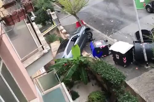 Roma, un Suv impazzito sfonda il muretto e finisce in giardino