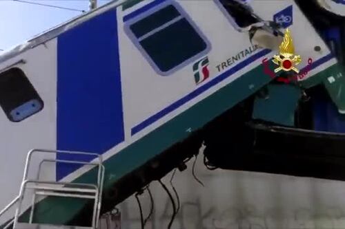 Paura a Genova, treno si schianta sulla banchina