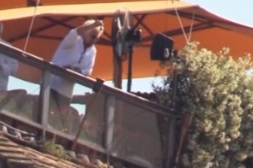 Beppe Grillo "governativo": in terrazza suona la campanella e si gode le Frecce Tricolori