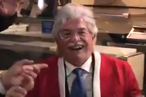 Auguri in musica, Antonio Razzi è Babbo Natale e il web impazzisce
