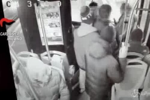 Aggredito dalla baby gang estrae un coltello e ferisce un 17enne. Ecco il video