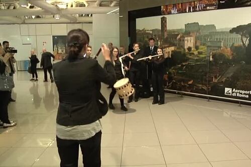 Concerto a sorpresa in aeroporto, Pappano e la JuniOrchestra suonano per i passeggeri