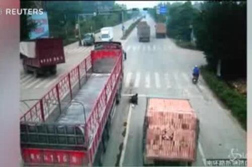 Camion lo investe. Motociclista miracolato