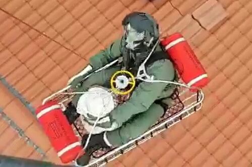 Maltempo, la bambina sul tetto salvata dall'elicottero