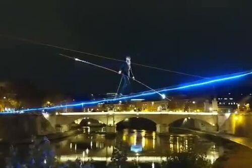 L'impresa del funambolo Loreni: sospeso sul Tevere a 20 metri