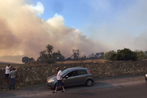 Civitavecchia brucia, fiamme alte dieci metri. Case evacuate, alcune distrutte
