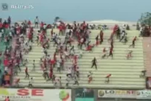 Crolla un muro dello stadio durante gli scontri tra tifosi: 9 morti a Dakar