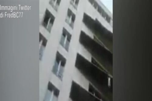 Uomo-spiderman si arrampica sul palazzo e salva la vita a un bambino