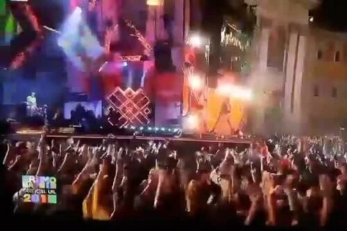 Lo stage-diving fa flop: Cosmo si lancia e il pubblico si scansa
