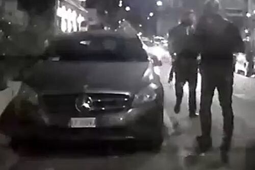 Aggredisce il tassista e gli stacca l'orecchio a morsi: il video choc
