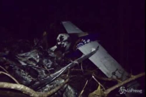 Costa Rica, aereo si schianta sulla montagna. Morti i piloti e dieci turisti americani