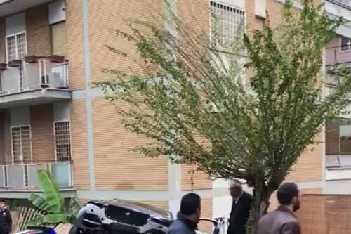 Roma, Suv impazzito sfonda il muretto e finisce nel giardino di una casa