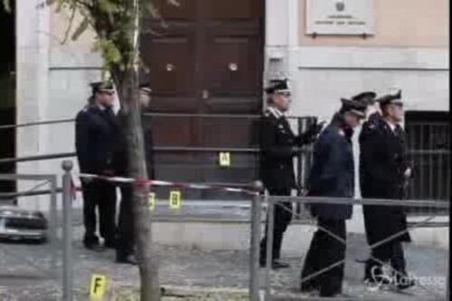 Attentato ai carabinieri, bomba messa da due persone