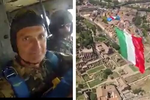 In volo nei cieli di Roma poi il Tricolore atterra sui Fori Imperiali. Ecco il lancio mozzafiato del parà della Folgore