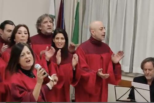 Virginia Raggi scatenata nel coro gospel, l'esibizione nel centro anziani romano