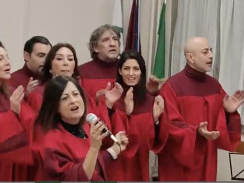 Virginia Raggi scatenata nel coro gospel, l'esibizione nel centro anziani romano