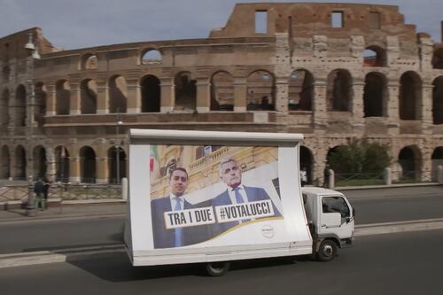 Camion e megafono, Enrico Lucci candidato premier sfida Di Maio: "Io, primo grillino della Rai"
