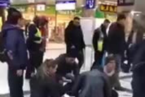 Dusseldorf, con l'accetta contro i passanti: i primi soccorsi