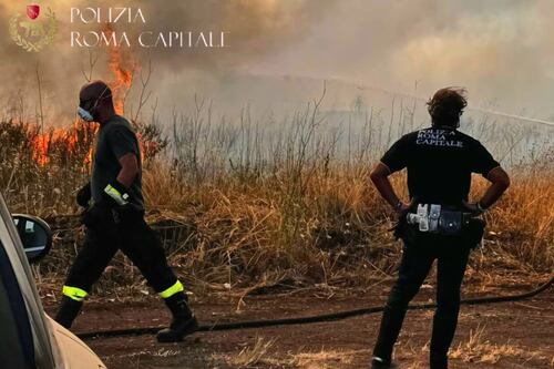 Roma, fiamme ad Anagnina: donna intossicata dal fumo. Strade chiuse e traffico in tilt