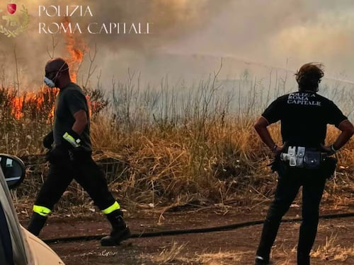 Roma, fiamme ad Anagnina: donna intossicata dal fumo. Strade chiuse e traffico in tilt