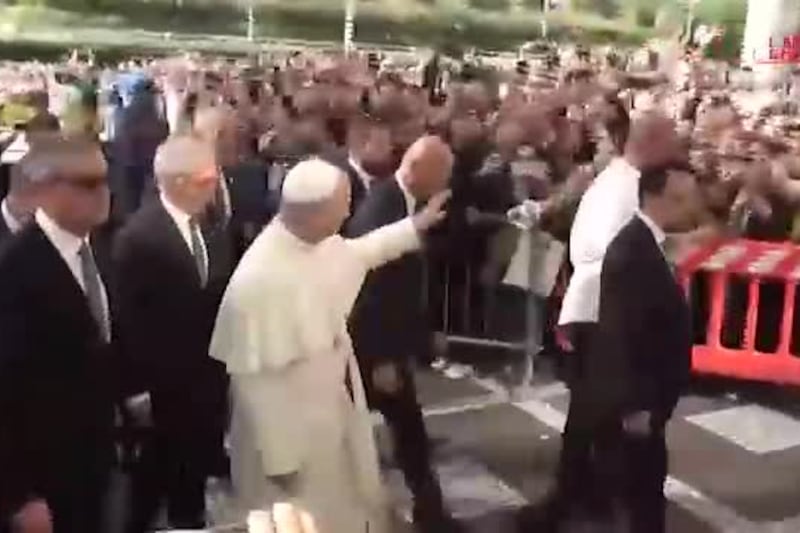 Papa Leone accolto così: mille persone davanti al Gemelli