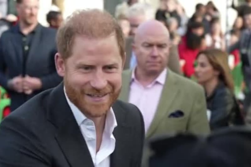 Bagno di folla e applausi per Harry e Meghan a Nottingham