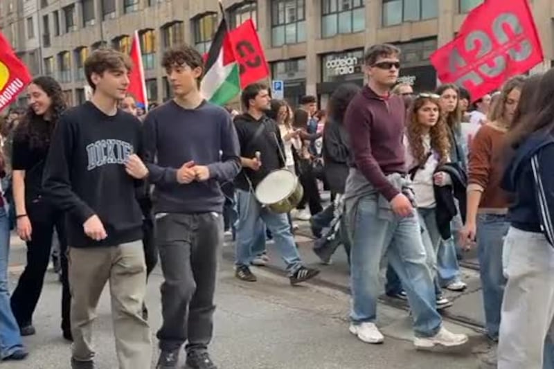A Milano sfila il corteo degli studenti, almeno 3000 in piazza