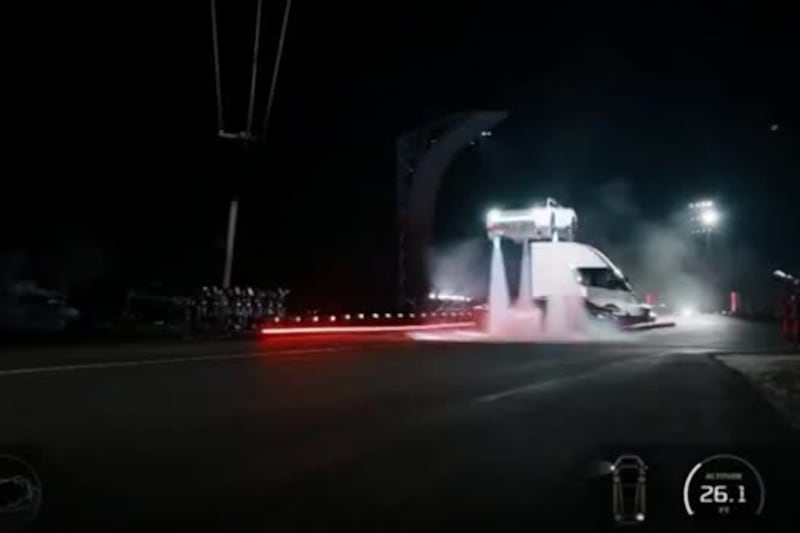 Elon Musk presenta la nuova Tesla: può quasi volare