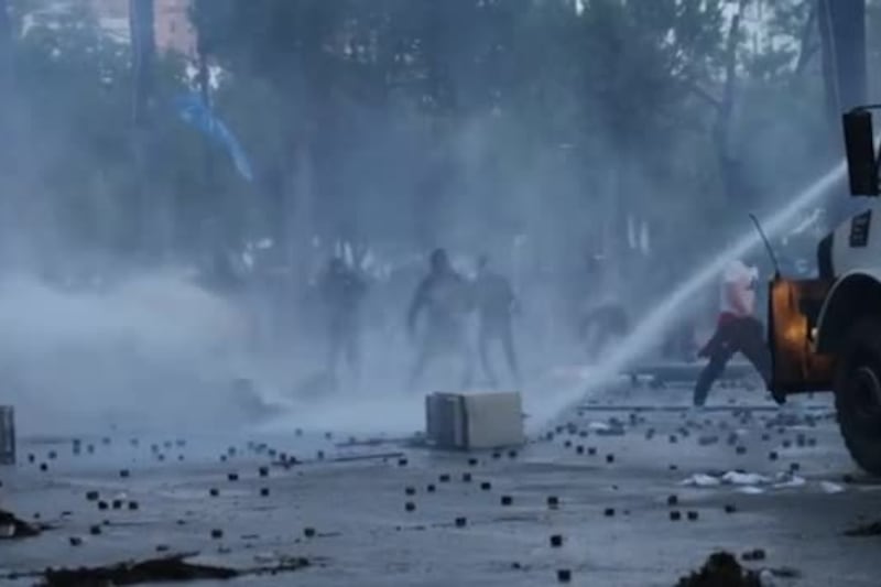 In Albania terza notte con scontri tra polizia e manifestanti