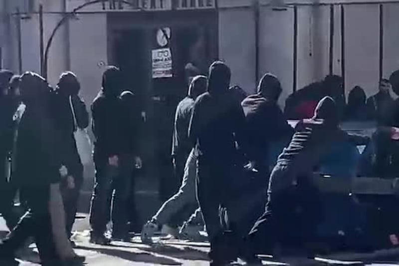 Incappucciati e violenti, ecco gli "studenti" coccolati dalla sinistra