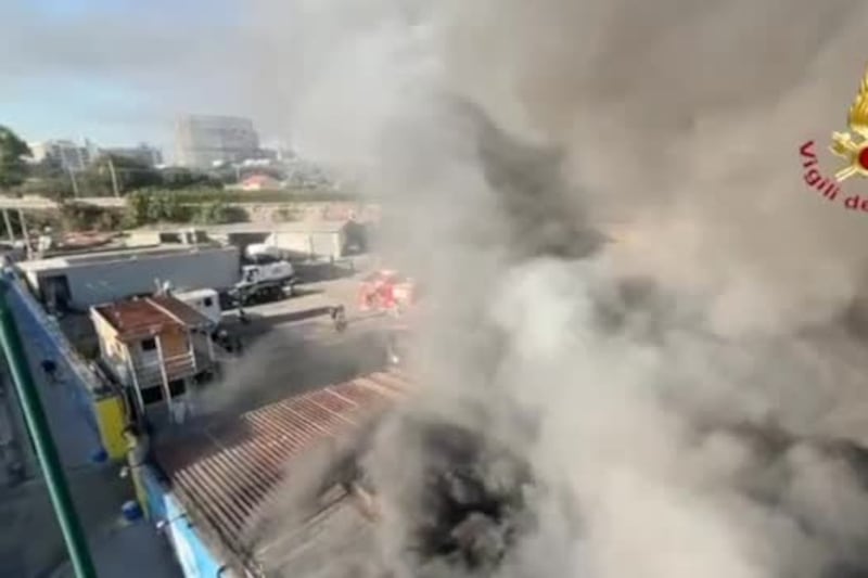 Vasto incendio in un deposito a Napoli, colonna di fumo sulla città
