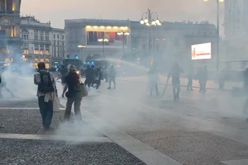 Guerriglia urbana a Milano, scontri in Duomo tra polizia e manifestanti
