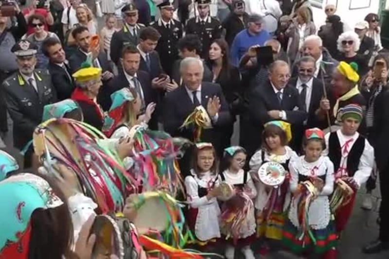 Show a sorpresa di Tajani a Capri: canta con il tamburello in mano