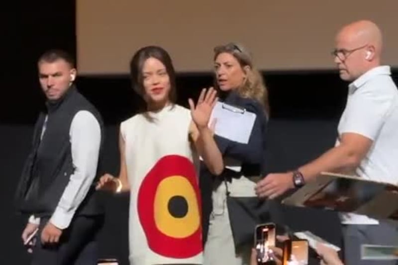 Festa di Roma, applausi e autografi per la "Wednesday" Jenna Ortega