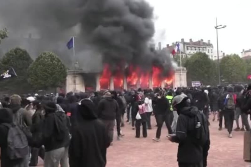 Manifestanti francesi danno fuoco a un ufficio del turismo a Lione