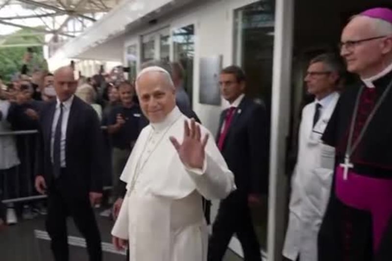 Applausi dei fedeli che salutano Papa Leone all'uscita dal Gemelli
