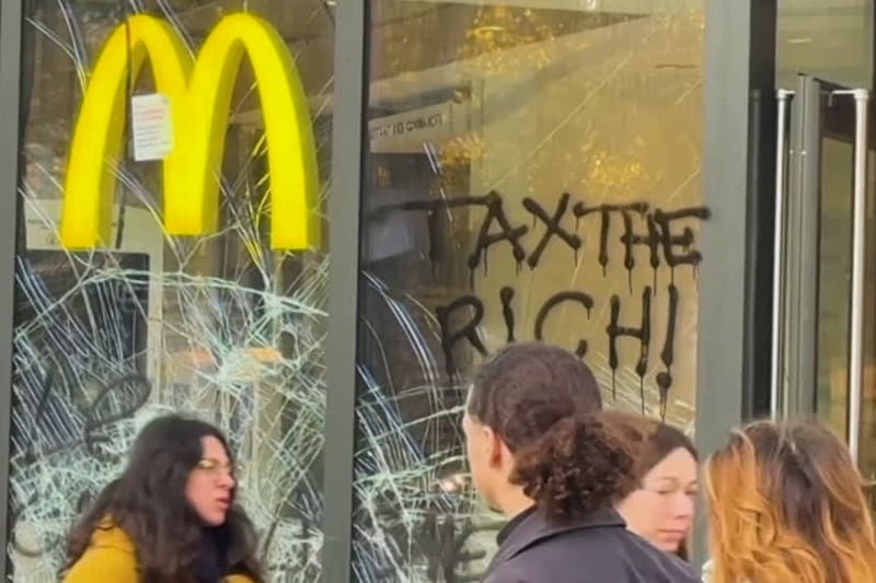 Parigi, i danni il giorno dopo le manifestazioni: 1.800 fermati