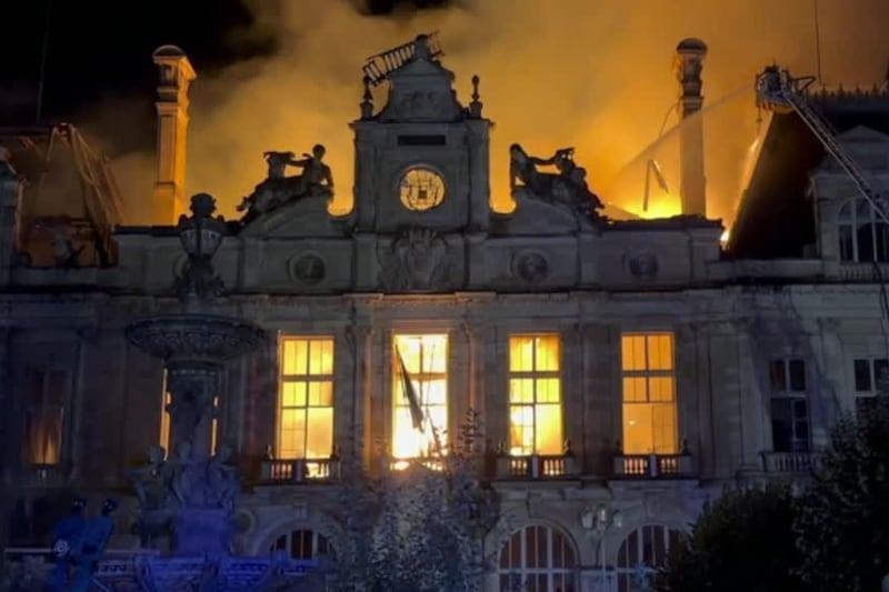 Proteste in Francia, le immagini del municipio di Limoges in fiamme